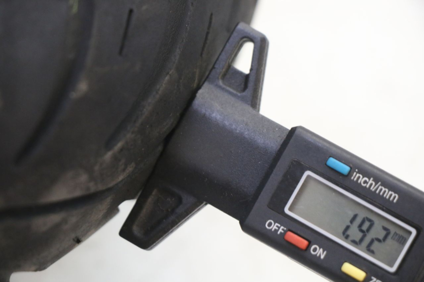 photo de OBRĘCZ PRZEDNIA I OPONA PEUGEOT KISBEE 2T 50 (2010 - 2017) - Widok z bliska