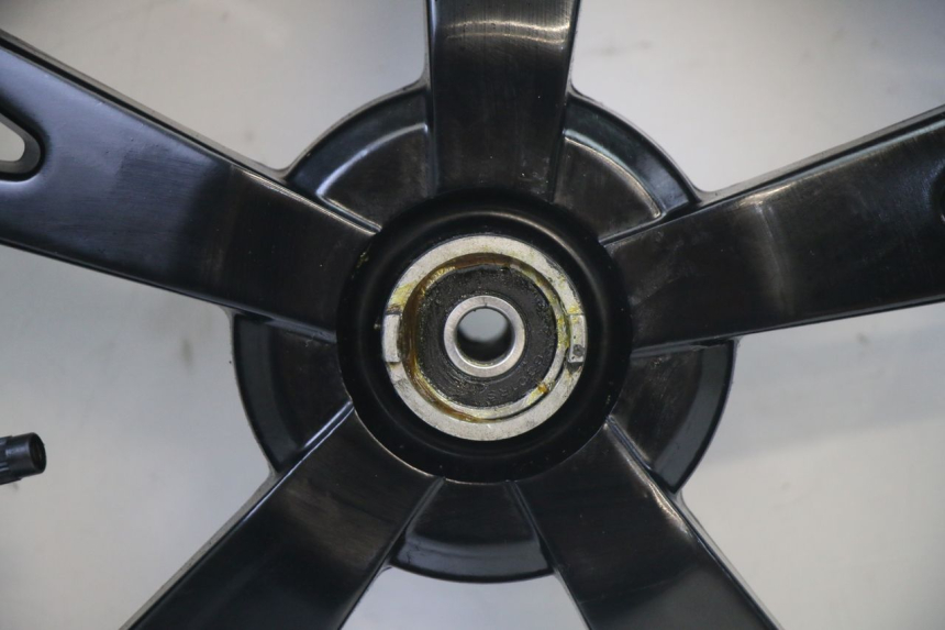 photo de OBRĘCZ PRZEDNIA I OPONA PEUGEOT KISBEE 2T 50 (2010 - 2017) - Zbliżenie techniczne