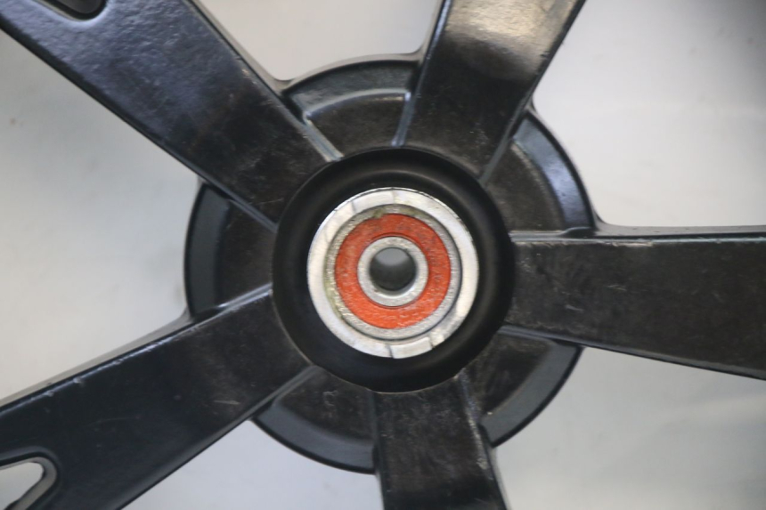 photo de OBRĘCZ PRZEDNIA I OPONA PEUGEOT KISBEE 4T 50 (2018 - 2022) - Zbliżenie techniczne