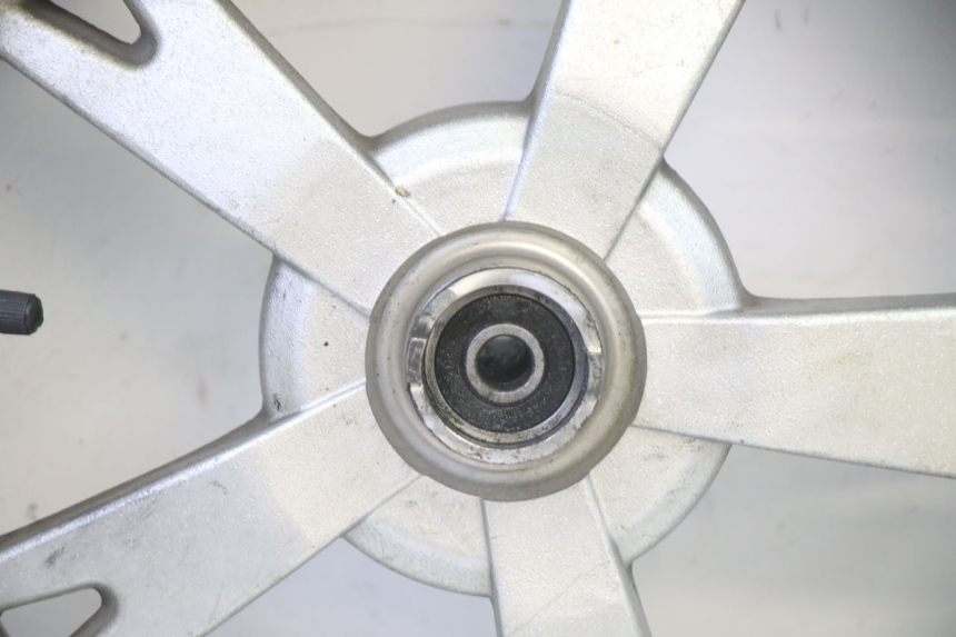 photo de OBRĘCZ PRZEDNIA I OPONA PEUGEOT KISBEE 4T 50 (2018 - 2022) - Inny kąt widzenia