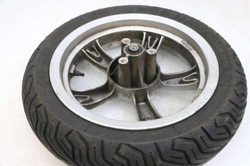 photo de OBRĘCZ PRZEDNIA I OPONA PEUGEOT KISBEE 4T 50 (2010 - 2017) - Zbliżenie techniczne