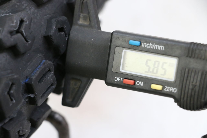 photo de OBRĘCZ PRZEDNIA I OPONA KYMCO STRYKER OFF ROAD 125 (1999 - 2005) - Zbliżenie techniczne