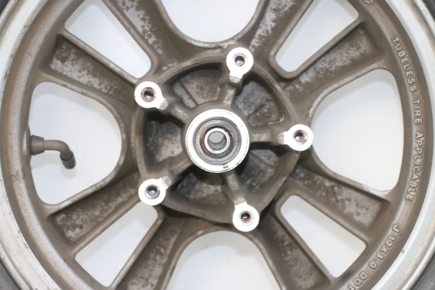 photo de OBRĘCZ PRZEDNIA I OPONA KYMCO LIKE 125 (2009 - 2016) - Widok z bliska