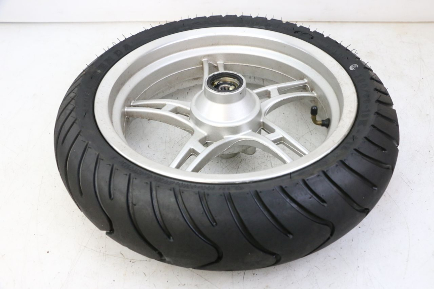 photo de OBRĘCZ PRZEDNIA I OPONA LONGJIA SHARPY 125 (2020 - 2024) - Zbliżenie techniczne