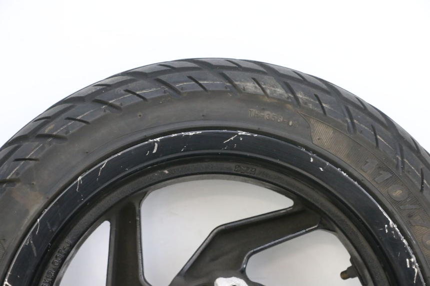 photo de OBRĘCZ PRZEDNIA I OPONA SYM ORBIT III 3 4T 50 (2021 - 2025) - Zbliżenie komponentów