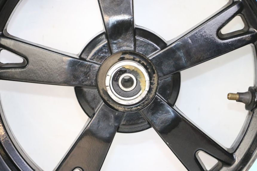 photo de OBRĘCZ PRZEDNIA I OPONA PEUGEOT KISBEE 4T 50 (2018 - 2022) - Oznaczenia i referencje