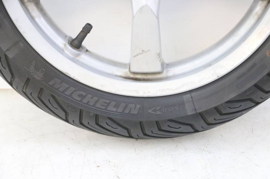 photo de OBRĘCZ PRZEDNIA I OPONA PEUGEOT SATELIS 125 (2013 - 2018) - Zbliżenie komponentów