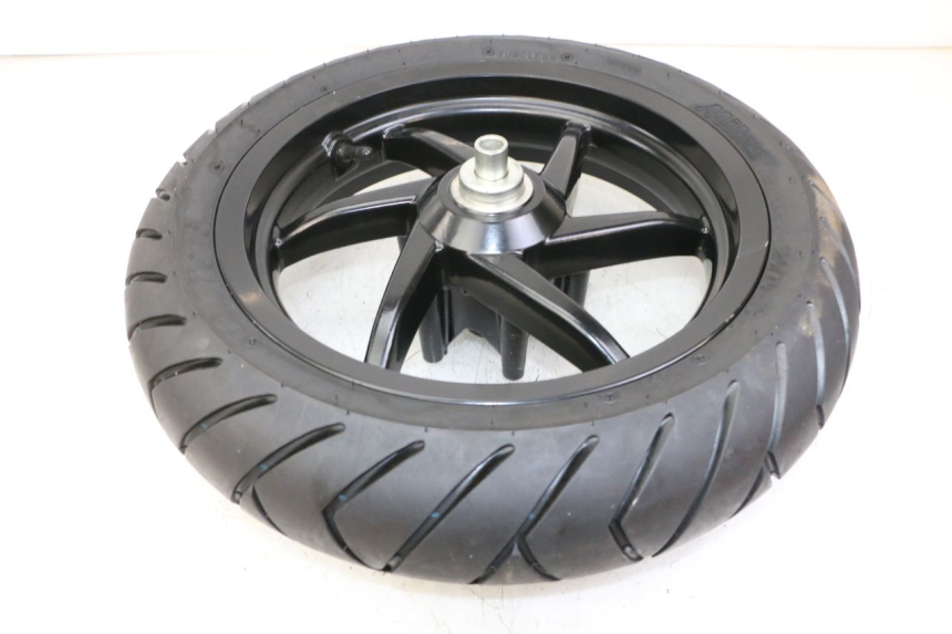 photo de OBRĘCZ PRZEDNIA I OPONA PIAGGIO NRG POWER PUREJET 50 (2018 - 2021) - Zbliżenie techniczne