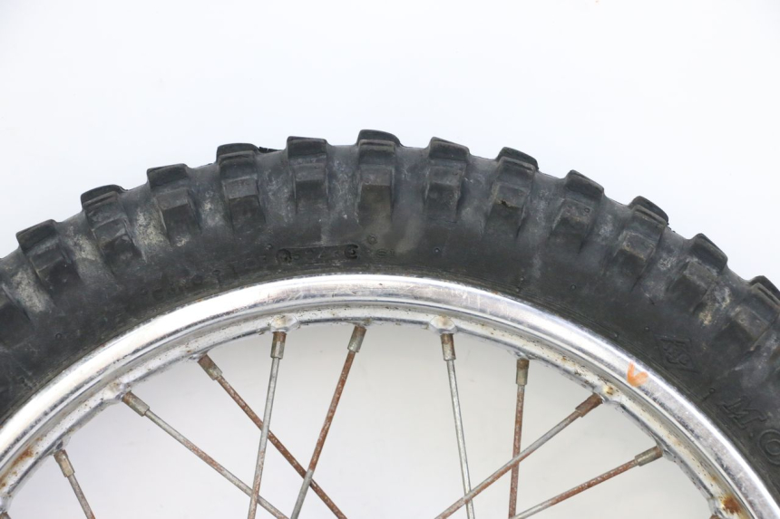 photo de OBRĘCZ PRZEDNIA I OPONA YAMAHA PW 80 (1983 - 2014) - Zbliżenie komponentów