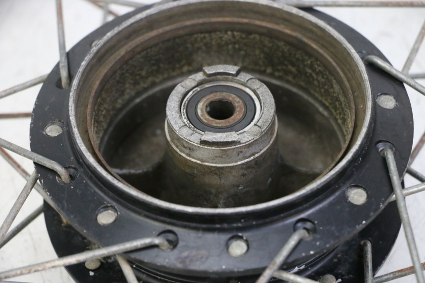 photo de OBRĘCZ PRZEDNIA I OPONA YAMAHA PW 80 (1983 - 2014) - Zbliżenie techniczne