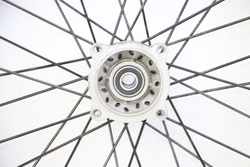 photo de OBRĘCZ PRZEDNIA I OPONA APOLLO RFZ 125 - Struktura - zbliżenie