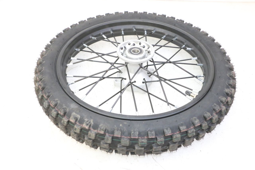 photo de OBRĘCZ PRZEDNIA I OPONA APOLLO RFZ 125 - Zbliżenie techniczne