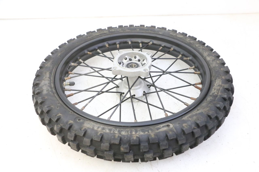 photo de OBRĘCZ PRZEDNIA I OPONA APOLLO RFZ 125 - Zbliżenie techniczne