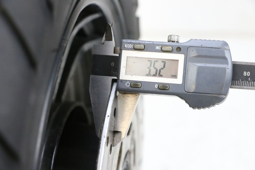 photo de OBRĘCZ PRZEDNIA I OPONA JM MOTORS SANTANA 50 (2014 - 2023) - Zoom stanu zużycia