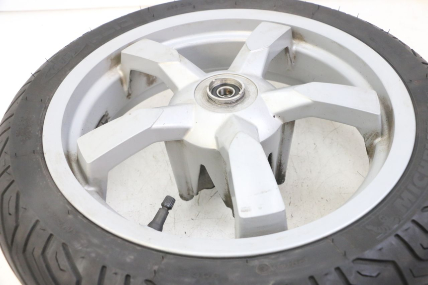 photo de OBRĘCZ PRZEDNIA I OPONA PEUGEOT SATELIS 125 (2013 - 2018) - Zbliżenie techniczne