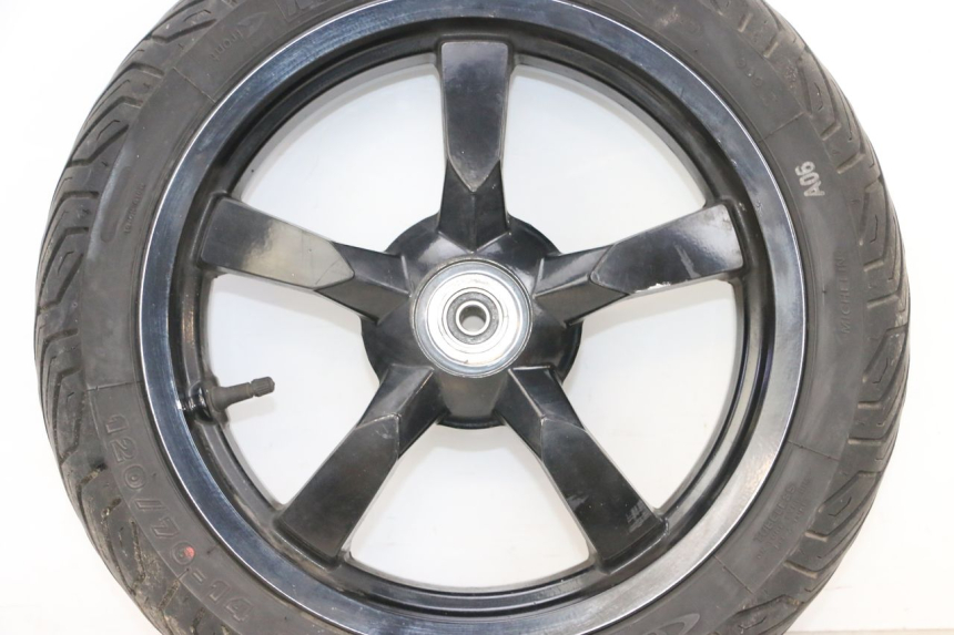 photo de OBRĘCZ PRZEDNIA I OPONA PEUGEOT SATELIS 125 (2013 - 2018) - Zbliżenie komponentów