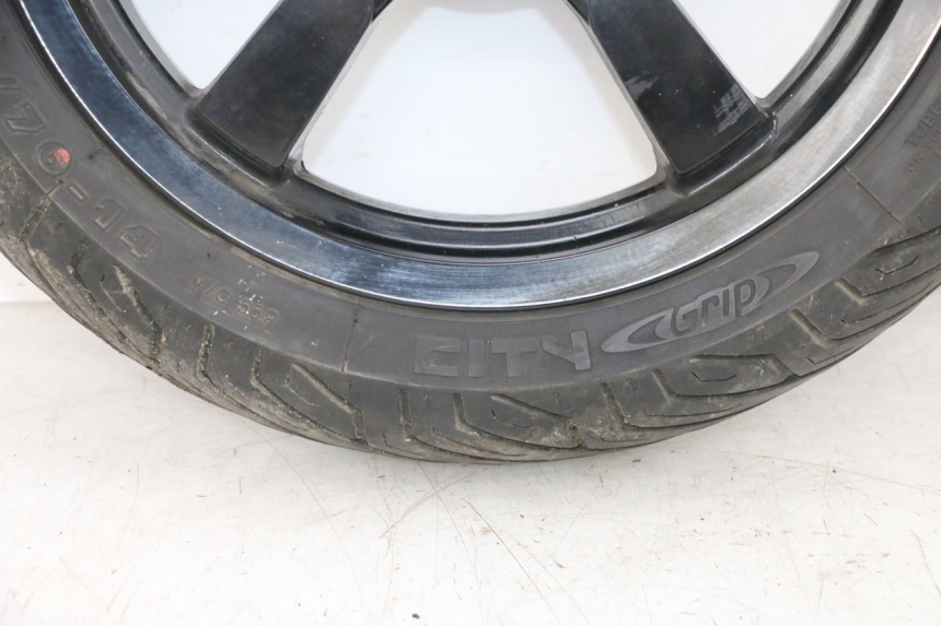 photo de OBRĘCZ PRZEDNIA I OPONA PEUGEOT SATELIS 125 (2013 - 2018) - Widok z bliska