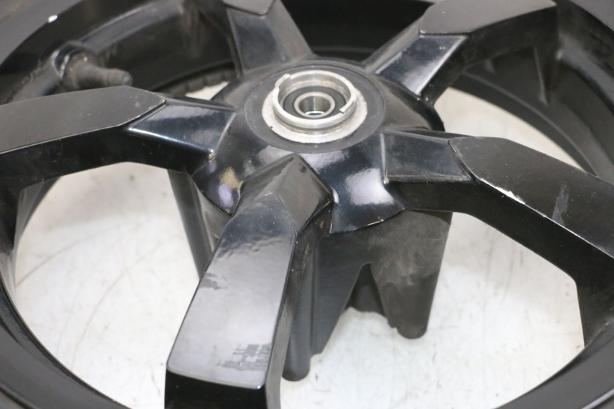 photo de OBRĘCZ PRZEDNIA I OPONA PEUGEOT SATELIS 125 (2013 - 2018) - Zbliżenie techniczne