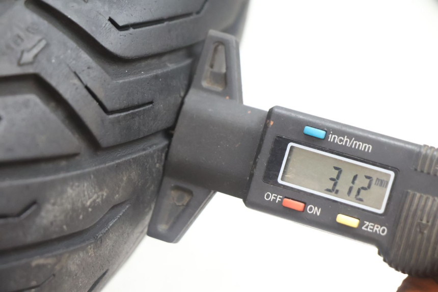 photo de OBRĘCZ PRZEDNIA I OPONA PEUGEOT SATELIS 125 (2006 - 2009) - Struktura - zbliżenie