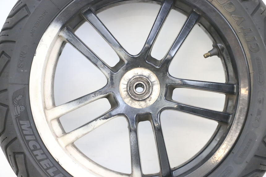 photo de OBRĘCZ PRZEDNIA I OPONA PEUGEOT SPEEDFIGHT 4 4T EFI 50 (2021 - 2025) - Zbliżenie komponentów