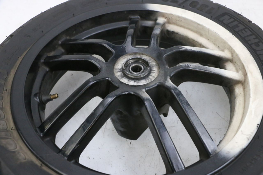 photo de OBRĘCZ PRZEDNIA I OPONA PEUGEOT SPEEDFIGHT 4 4T EFI 50 (2021 - 2025) - Zbliżenie techniczne