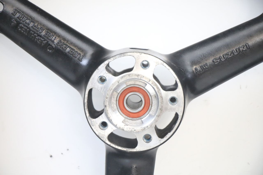 photo de OBRĘCZ PRZEDNIA I OPONA SUZUKI GSF S BANDIT 600 (2000 - 2004) - Zbliżenie techniczne