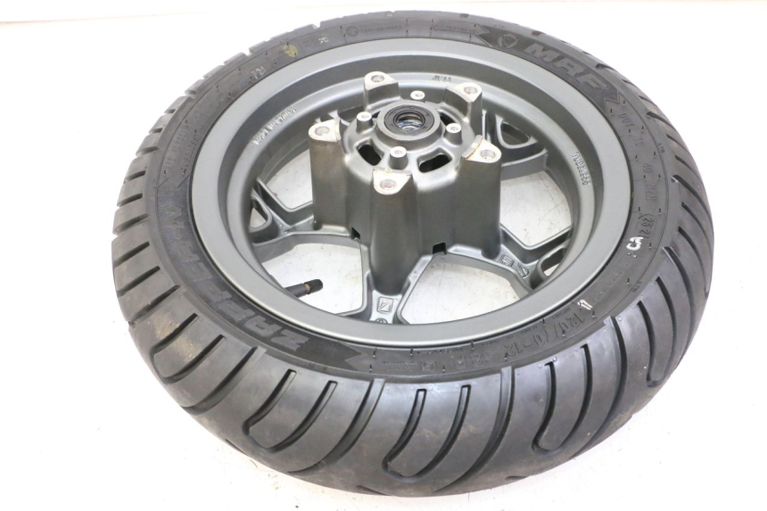 photo de OBRĘCZ PRZEDNIA I OPONA APRILIA SXR 50 (2021 - 2023) - Zbliżenie techniczne