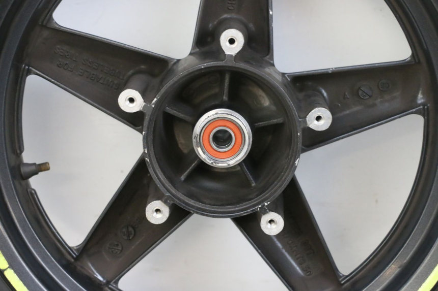 photo de OBRĘCZ PRZEDNIA I OPONA YAMAHA XMAX X-MAX 125 (2006 - 2009) - Zbliżenie komponentów