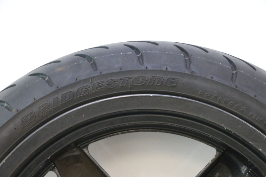 photo de OBRĘCZ PRZEDNIA I OPONA YAMAHA XMAX X-MAX 125 (2006 - 2009) - Zbliżenie komponentów