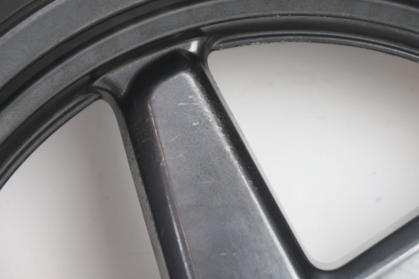 photo de OBRĘCZ PRZEDNIA I OPONA YAMAHA X-MAX XMAX 125 (2010 - 2013) - Zbliżenie techniczne