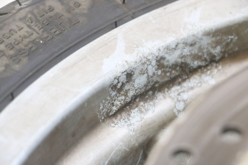 photo de OBRĘCZ PRZEDNIA I OPONA PIAGGIO X9 EVOLUTION 125 (2003 - 2007) - Zoom stanu zużycia