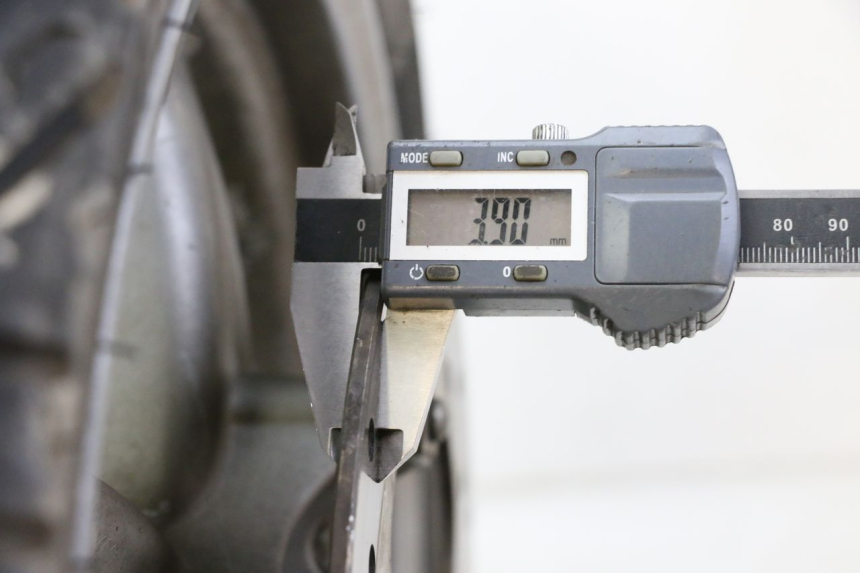 photo de OBRĘCZ PRZEDNIA I OPONA PIAGGIO X9 EVOLUTION 125 (2003 - 2007) - Zbliżenie techniczne