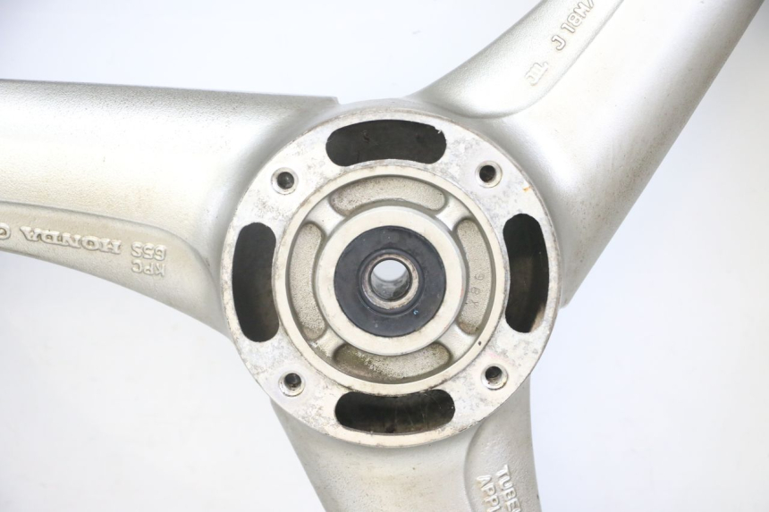 photo de OBRĘCZ PRZEDNIA I OPONA HONDA XLV VARADERO 125 (2000 - 2006) - Struktura - zbliżenie