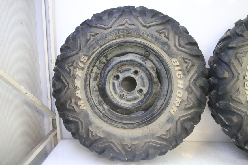 photo de OBRĘCZ PRZEDNIA I OPONA YAMAHA YFM GRIZZLY 550 (2008 - 2015) - Szczegół części