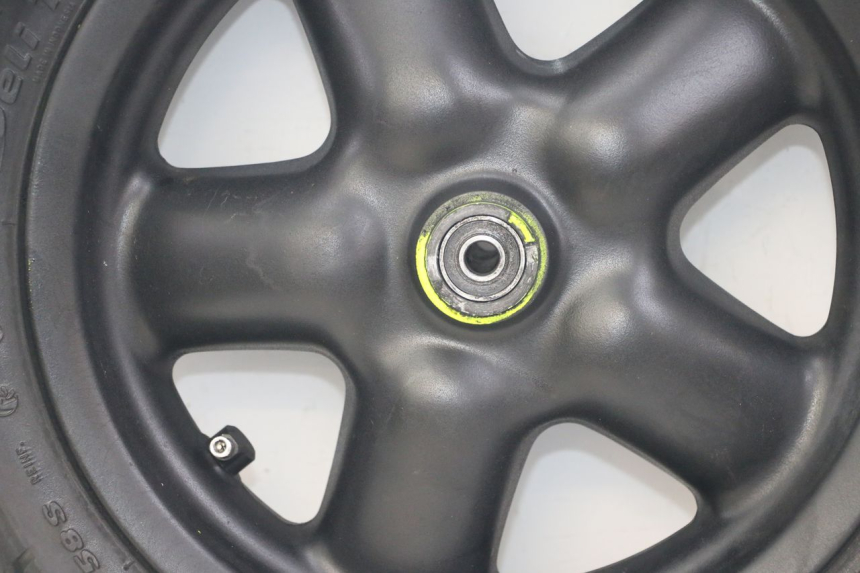 photo de OBRĘCZ PRZEDNIA I OPONA YAMAHA YP MAJESTY 125 (2002 - 2006) - Zbliżenie komponentów