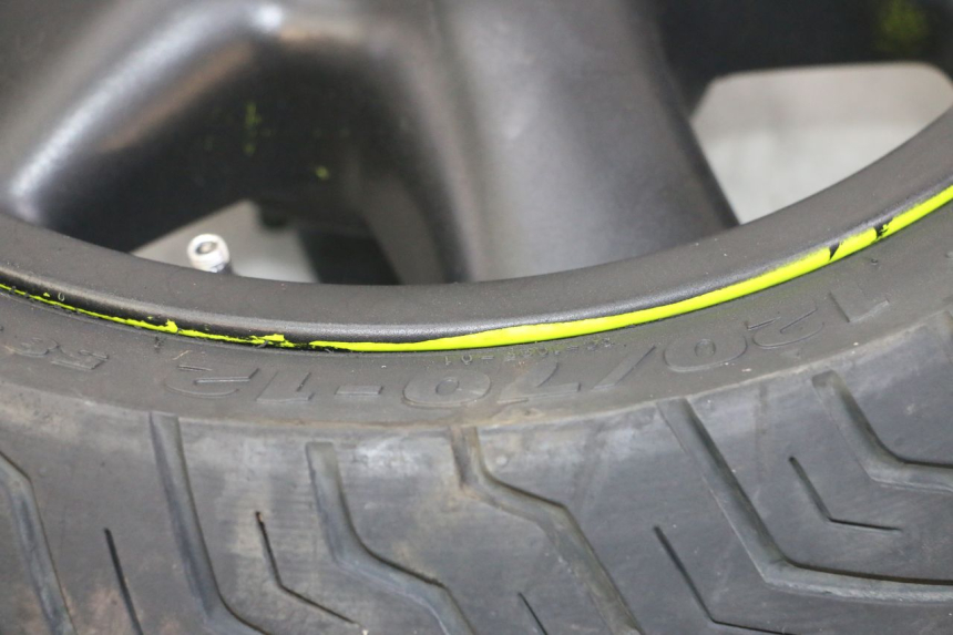 photo de OBRĘCZ PRZEDNIA I OPONA YAMAHA YP MAJESTY 125 (2002 - 2006) - Stan powierzchni