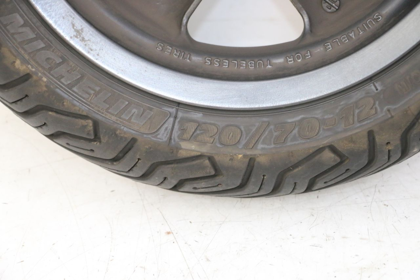 photo de OBRĘCZ PRZEDNIA I OPONA YAMAHA YP MAJESTY 125 (2007 - 2010) - Zbliżenie komponentów