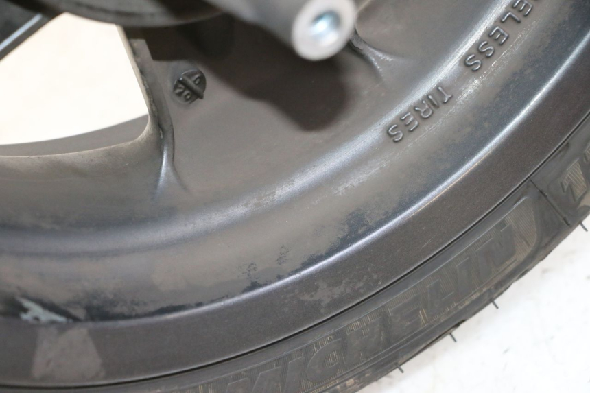 photo de OBRĘCZ PRZEDNIA I OPONA YAMAHA YP MAJESTY 125 (2007 - 2010) - Zbliżenie techniczne