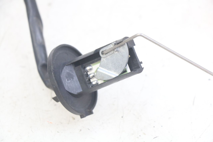 photo de WSKAŹNIK POZIOMU PALIWA W ZBIORNIKU KYMCO AGILITY 16+ 4T 50 (2018 - 2023) - Inny kąt widzenia