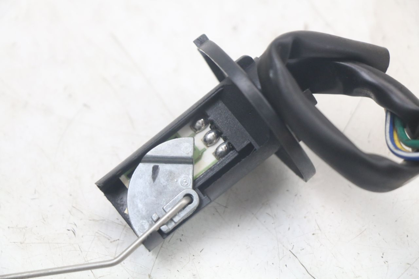 photo de WSKAŹNIK POZIOMU PALIWA W ZBIORNIKU KYMCO AGILITY 4T 50 (2018 - 2022) - Zbliżenie techniczne