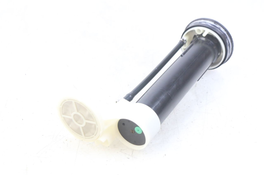 photo de WSKAŹNIK POZIOMU PALIWA W ZBIORNIKU APRILIA ATLANTIC 125 (2003 - 2009) - Zbliżenie techniczne