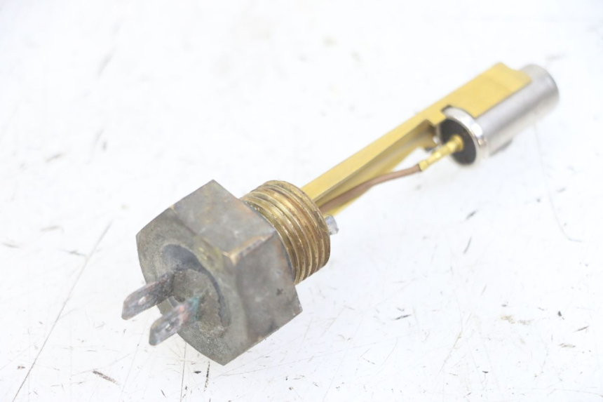 photo de WSKAŹNIK POZIOMU PALIWA W ZBIORNIKU HONDA CBF 500 (2004 - 2007) - Inny kąt widzenia