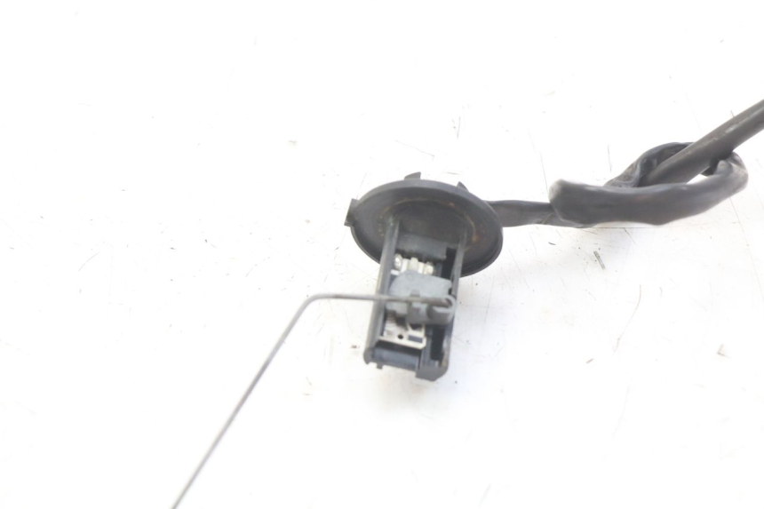 photo de WSKAŹNIK POZIOMU PALIWA W ZBIORNIKU HONDA FES PANTHEON 2T 125 (1998 - 2002) - Inny kąt widzenia