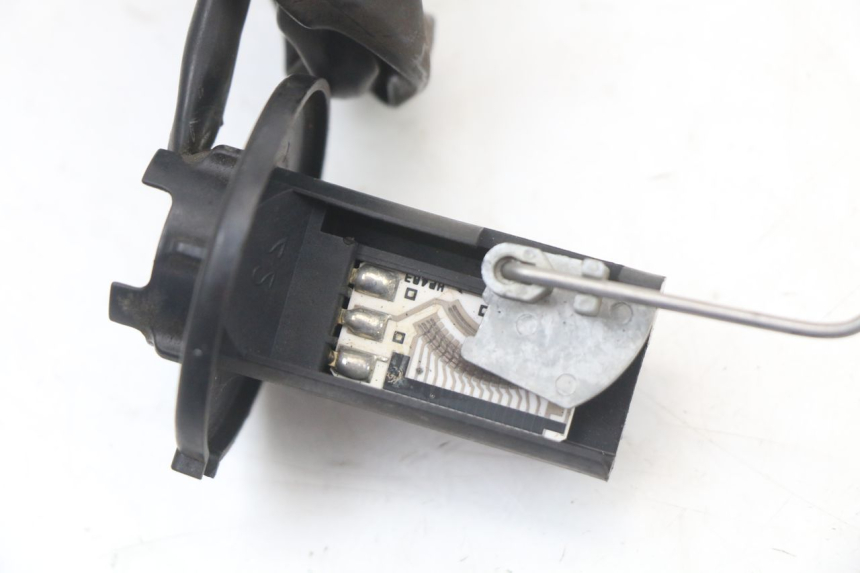 photo de WSKAŹNIK POZIOMU PALIWA W ZBIORNIKU HONDA FES PANTHEON 2T 125 (1998 - 2002) - Inny kąt widzenia