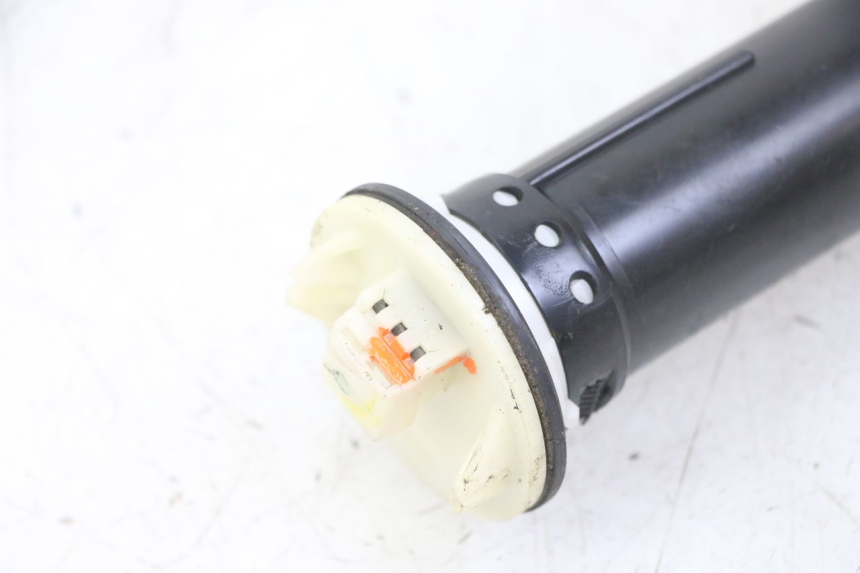 photo de WSKAŹNIK POZIOMU PALIWA W ZBIORNIKU PIAGGIO MP3 LT 400 (2007 - 2012) - Inny kąt widzenia