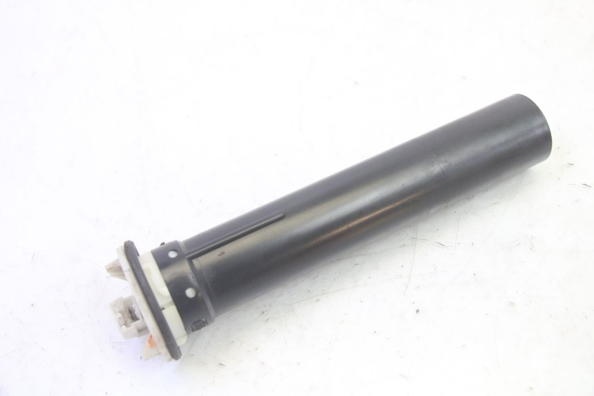 photo de WSKAŹNIK POZIOMU PALIWA W ZBIORNIKU PIAGGIO MP3 RL 250 (2006 - 2010) - Inny kąt widzenia