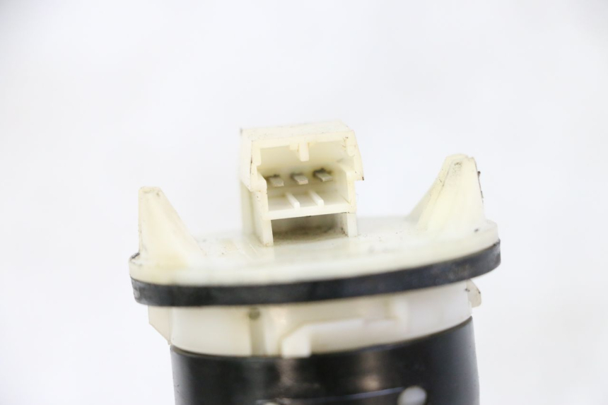 photo de WSKAŹNIK POZIOMU PALIWA W ZBIORNIKU PIAGGIO VESPA GRANTURISMO 200 (2004 - 2005) - Zbliżenie techniczne