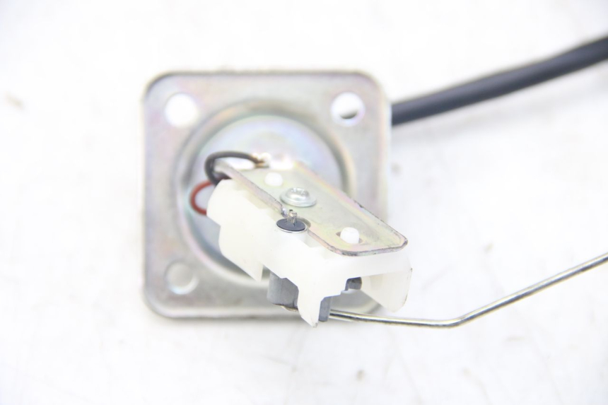 photo de WSKAŹNIK POZIOMU PALIWA W ZBIORNIKU PIAGGIO VESPA SPRINT 2T 50 (2014 - 2018) - Inny kąt widzenia