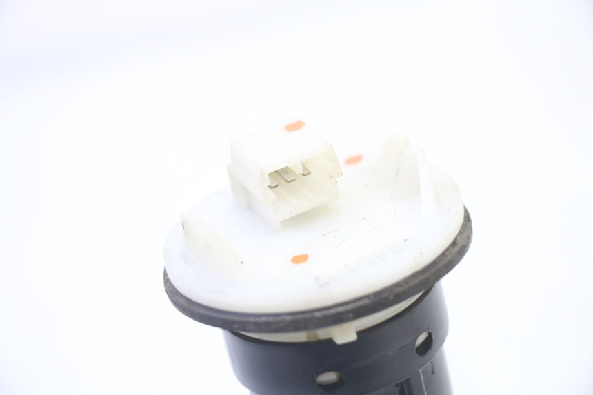 photo de WSKAŹNIK POZIOMU PALIWA W ZBIORNIKU PIAGGIO X9 EVOLUTION 125 (2003 - 2007) - Inny kąt widzenia