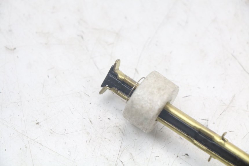 photo de MIARKA POZIOMU OLEJU W ZBIORNIKU PEUGEOT TKR TREKKER FURIOUS 50 (2005 - 2014) - Zoom stanu zużycia